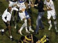 Neymar frappe un homme a terre