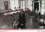 Crouch grille en train de se reluquer dans un miroir