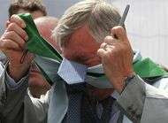 Ferguson setrangle avec sa cravate