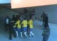 Neymar frappe le selectionneur adverse