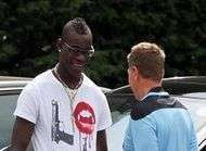 Balotelli rembarre pour son t shirt