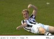 Il finit avec le bras en angle droit