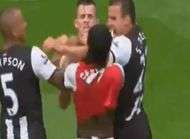 Gervinho se frite avec Barton