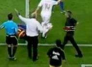 Mourinho a tente de frapper Fabregas au sol