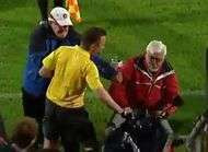 Un papy hooligan en chaise roulante