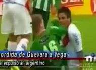 Il mord son adversaire en plein match