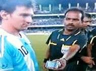 Messi pris en photo par un arbitre