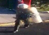 OM les images flippantes de lattaque de la police grec