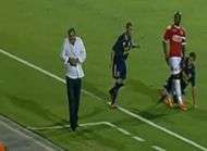 Il casse la main de son coach