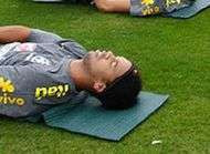 Ronaldinho se tripote a lentrainement