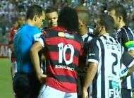 Ronaldinho frappe un joueur et prend un rouge