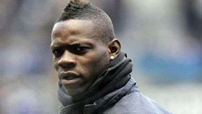 Balotelli sort un déguisement ridicule