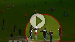 Un joueur met une claque à un ramasseur de balle !