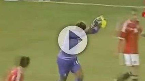 Lincroyable dégagement du gardien camerounais !