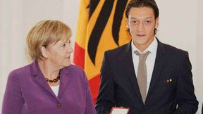 Euro 2012 : Özil a Angela Merkel sur le dos