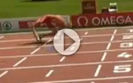 Un sprinteur se déboîte le genou en pleine course !