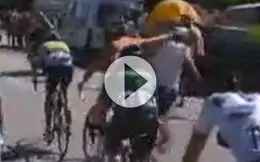 Tour de France : Sanchez colle une baffe à un spectateur !