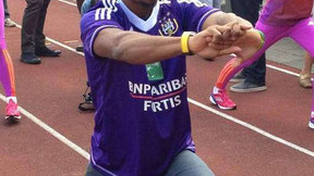 Athletisme : Yohan Blake saffiche avec le maillot dAnderlecht