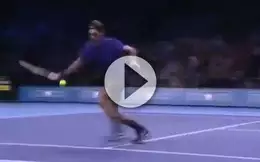 Lincroyable passing de Federer (vidéo)