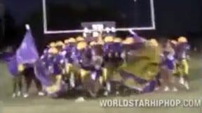 Foot US : La cheerleader se fait marcher dessus ! (Vidéo)