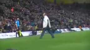 Angleterre : Quand un supporter de Liverpool enflammait Anfield Road ! (vidéo)