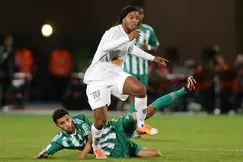Quand les joueurs du Raja veulent absolument un souvenir de Ronaldinho (vidéo)