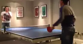 Manchester United : Van Persie se met au ping-pong (vidéo)