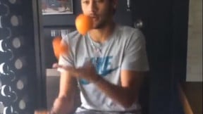 Insolite - Barcelone : Neymar apprend à son fils comment jongler avec des oranges ! (vidéo)