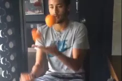 Insolite - Barcelone : Neymar apprend à son fils comment jongler avec des oranges ! (vidéo)