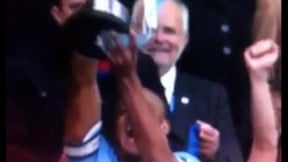 Manchester City : Quand Vincent Kompany casse le trophée qu’il vient de remporter (vidéo)