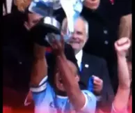 Manchester City : Quand Vincent Kompany casse le trophée qu’il vient de remporter (vidéo)