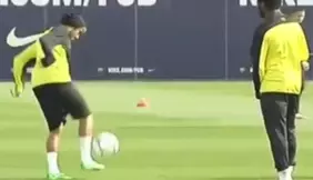 Barcelone : Quand Neymar donne une leçon à Alexandre Song et Dani Alves à l’entraînement (vidéo)