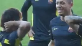 Barcelone - Insolite : Neymar et Dani Alves préparent leur nouvelle célébration à l’entraînement (vidéo)