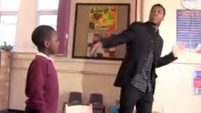 Liverpool - Insolite : Daniel Sturridge apprend sa célébration à des enfants (vidéo)