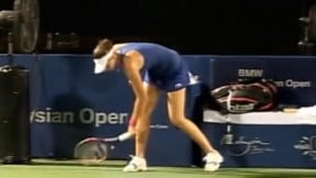 Tennis : Elle passe ses nerfs sur sa raquette (vidéo)