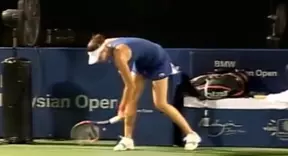 Tennis : Elle passe ses nerfs sur sa raquette (vidéo)