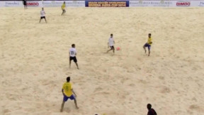 Beach soccer : Il marque un but d’extraterrestre (vidéo)