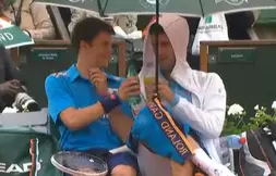 Tennis - Roland-Garros : Quand Djokovic invite un ramasseur de balles à partager son parapluie ! (vidéo)