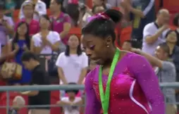Insolite : Une gymnaste attaquée par une abeille ! (vidéo)
