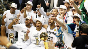 Basket - NBA : Parker, Diaw… Les Spurs posent avec leur bague de champion !