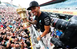 Formule 1 - Insolite : Les pas de danse de Lewis Hamilton en pleine fête à la Barbade !