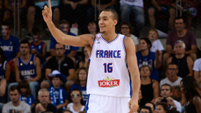 Basket : Quand Pierre Ménès prend la pose avec les basketteurs français !