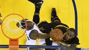 Basket - NBA : Daymond Green tacle LeBron James !