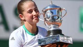 Tennis - Roland-Garros : L’immense joie de Jelena Ostapenko après son sacre !