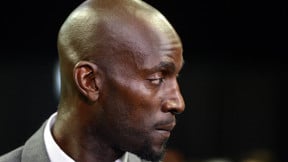 Un fan obèse secoue son bide pour troubler Garnett