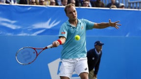 Roland-Garros : un joueur fracasse un banc !