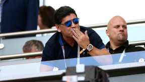 Emmanuel Macron rend hommage à Diego Maradona