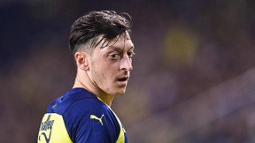 Arsenal : Mesut Özil se fait tacler par un ancien coéquipier !