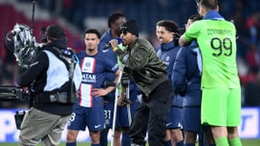 Il chante à la gloie du PSG et se fait détruire