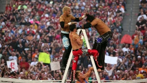 WWE : Table en feu, saut de l’extrême… Les incroyables images de WrestleMania